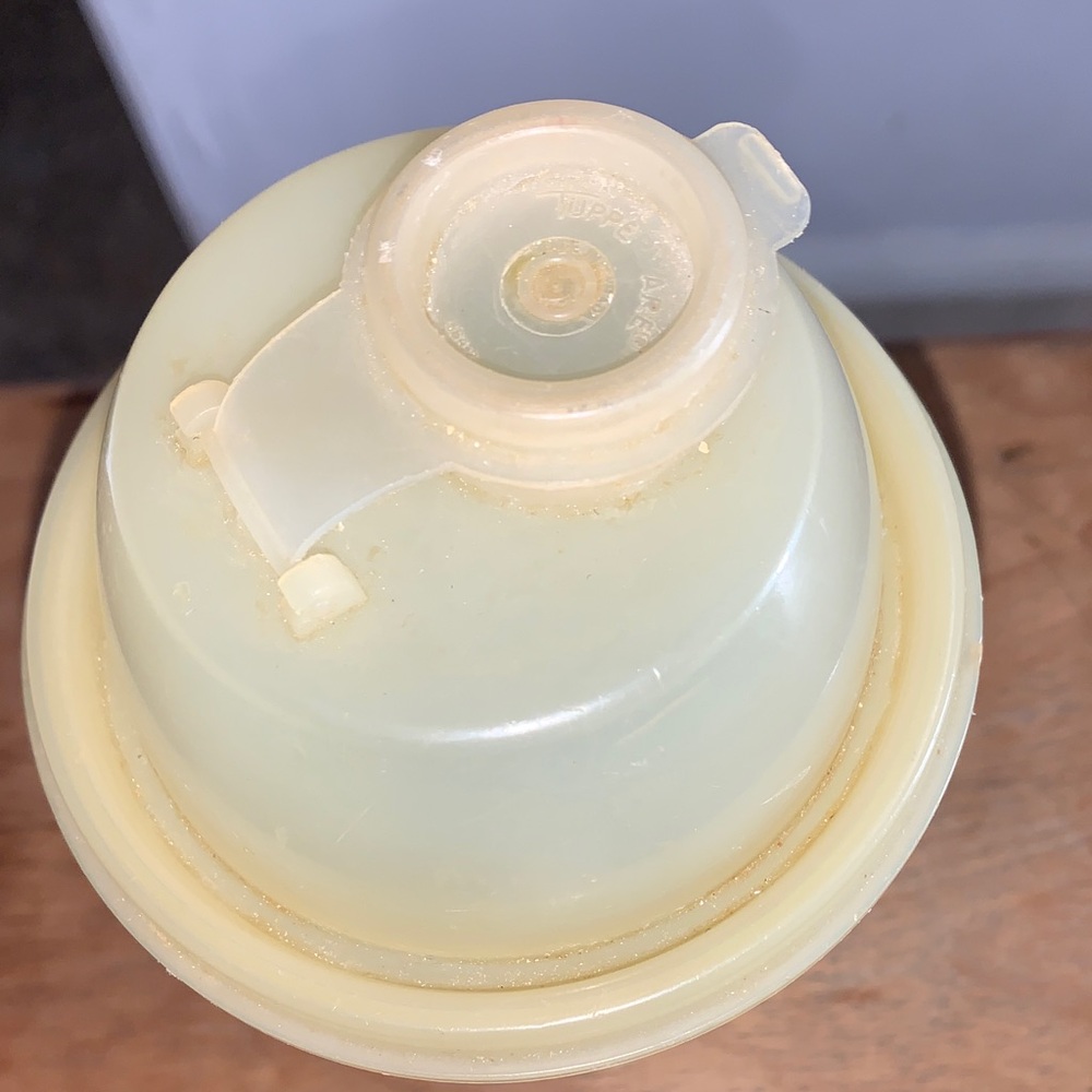 Tupperware Yellow Shaker - Picture 3 of 6